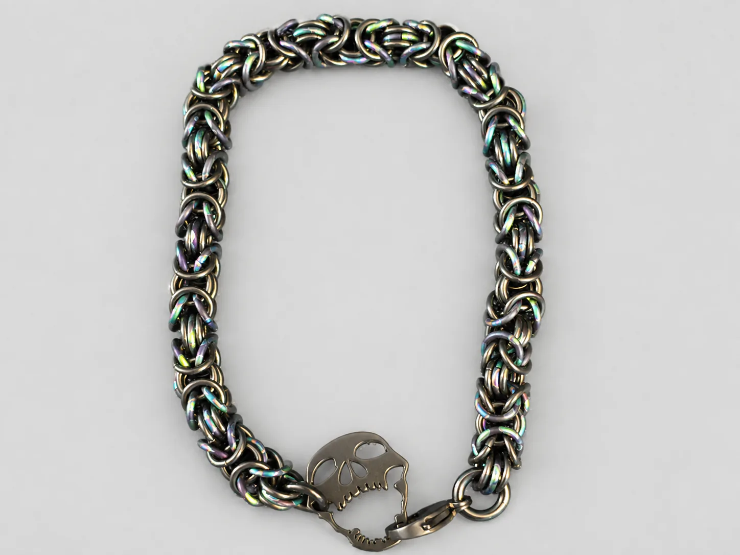 Byzantine bracelet in dark iridescent metal with a skull clasp